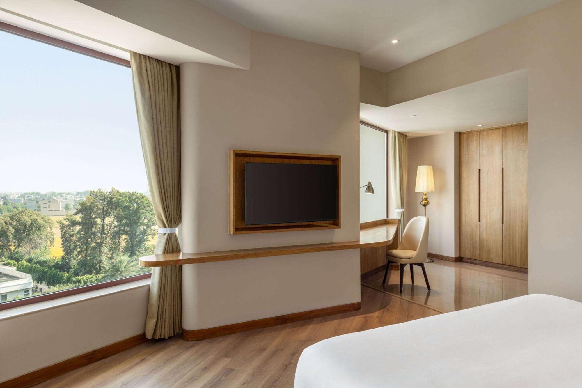Ramada Encore By Wyndham Amritsar Airport ภายนอก รูปภาพ